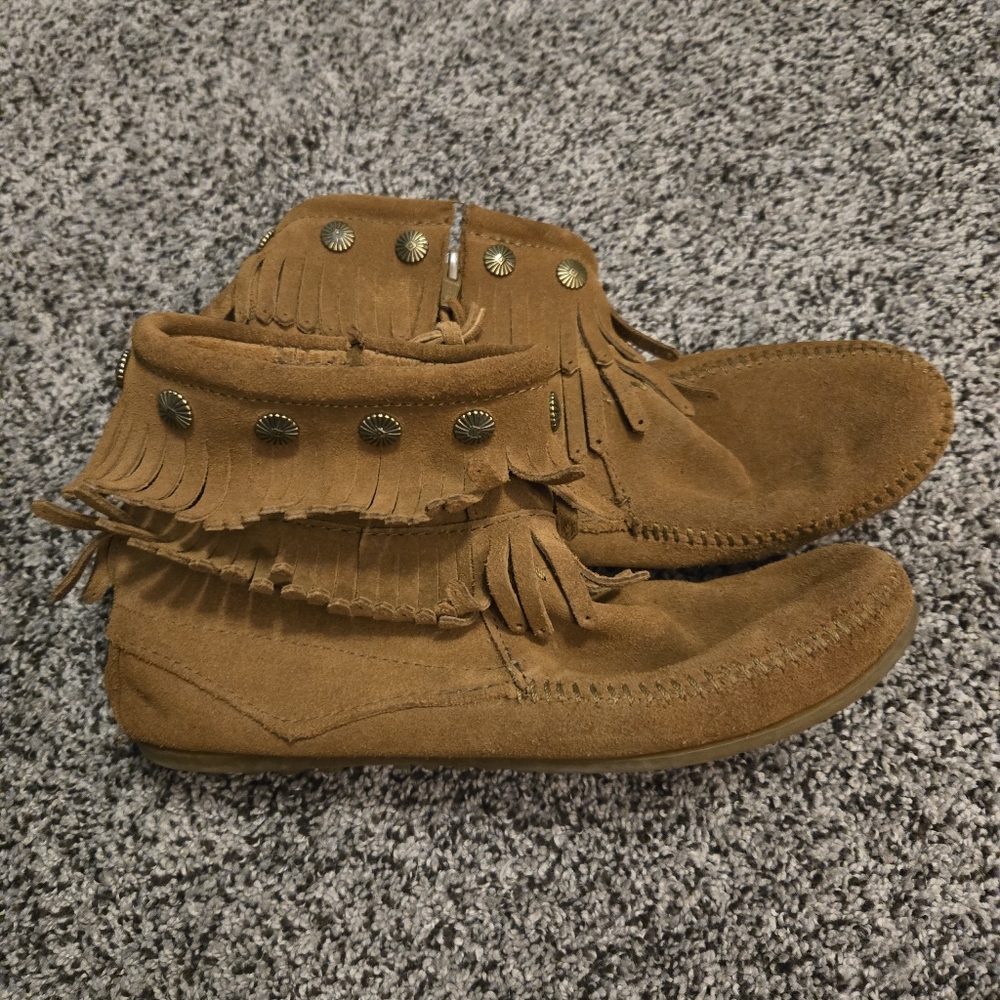 Minnetonka Fringe Moccasin Boots - Brown, size 8 1/2